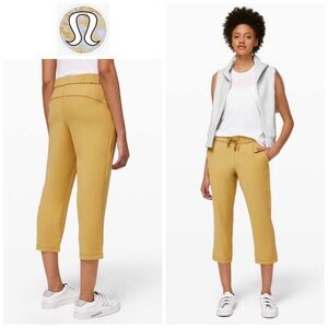Lululemon Sz 8 On the Fly Crop *Woven 23" in Vintage Gold Size 8